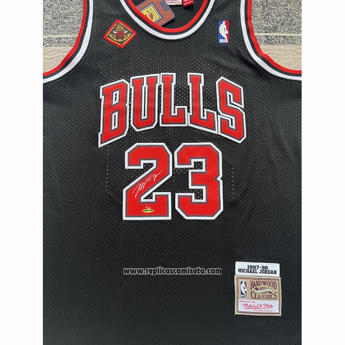 Camiseta Chicago Bulls Michael Jordan NO 23 Mitchell & Ness 1997-98 Negro Firmada